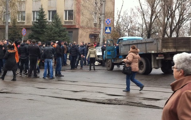 Митингующие захватили горуправление милиции в Горловке, есть раненые. Онлайн-трансляция