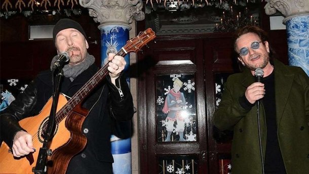 Музыканты легендарной группы U2 выступили посреди улицы Дублина: эффектные видео