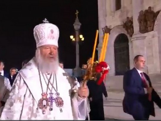 На Бога надейся, а без снайперов не ходи: в сети высмеяли крестный ход патриарха Кирилла в сопровождении охраны