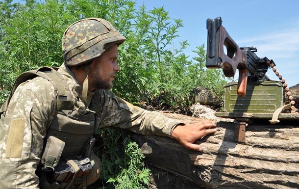 На Донбассе 38 обстрелов, ранены два бойца