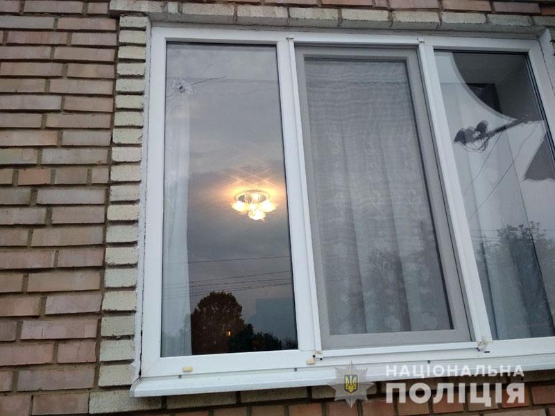 На Донбассе мужчина обстрелял жилой дом: фото с места ЧП