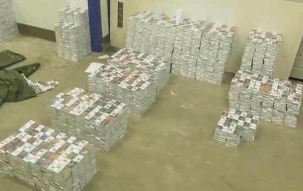 На границе с Венгрией в фуре нашли 75 тысяч пачек контрабандных сигарет