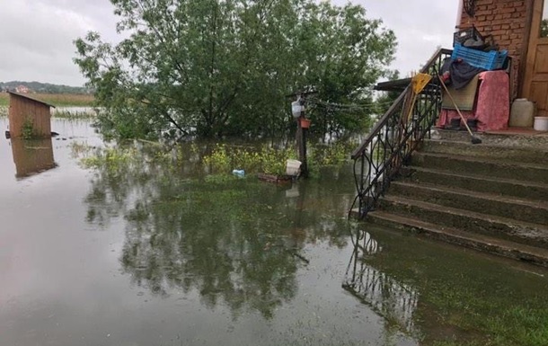 На Львовщине произошел перелив воды через дамбу