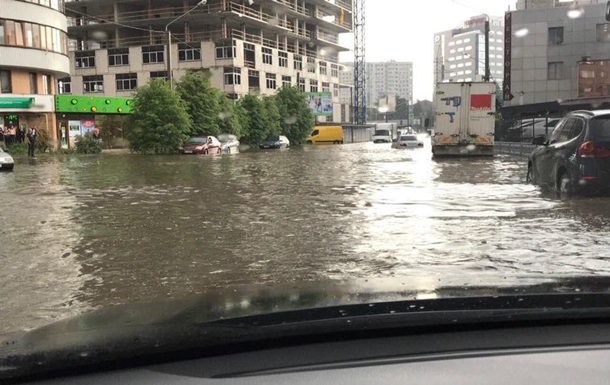 На улицах Харькова образовались реки