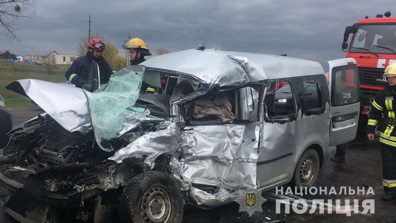 На Волыни рейсовый автобус попал в смертельное ДТП: фото с места страшной аварии