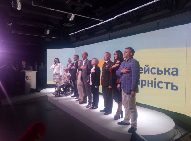 Неформальная обстановка, шаурма и новые лица: чем запомнились съезды партий