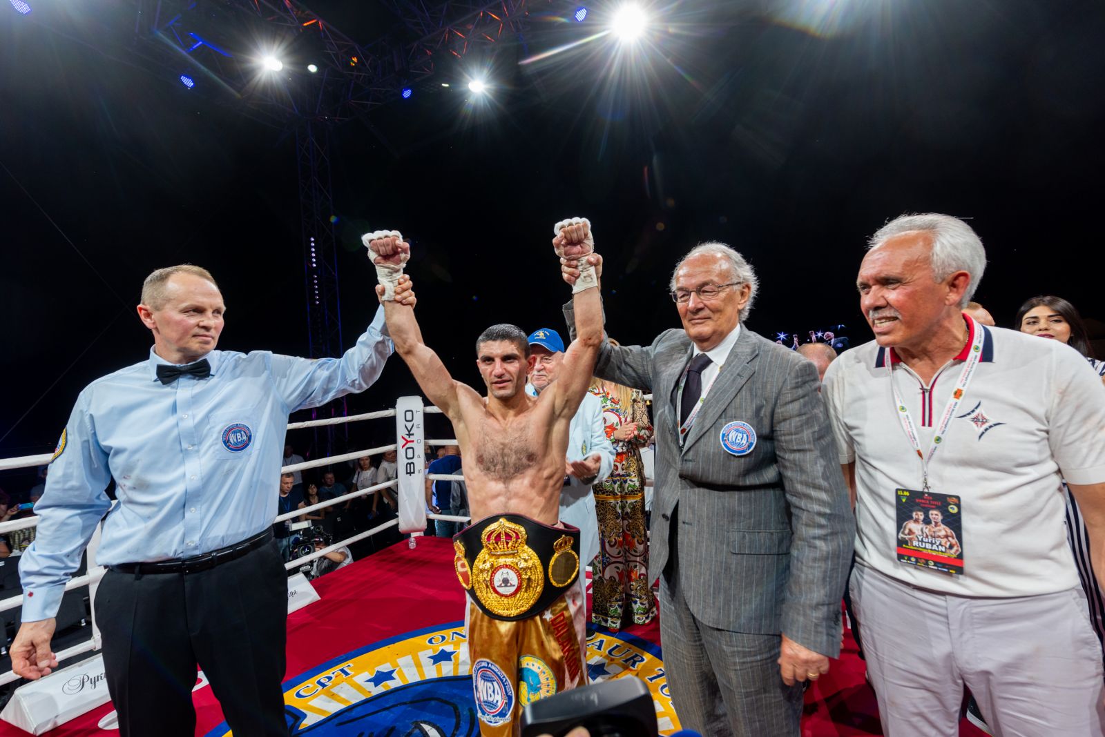 Непобедимый украинский чемпион мира эффектно нокаутировал соперника (видео)