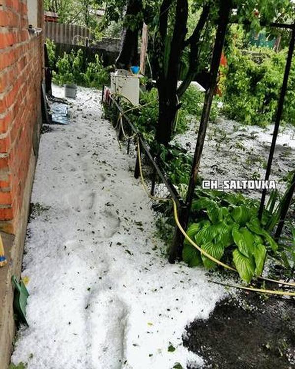 Непогода в Харькове: улицы затопило водой и засыпало градом (фото, видео)