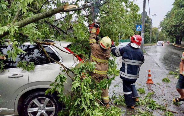 Непогода в Киеве: двое пострадавших, 15 разбитых авто