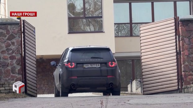 Огромный элитный дом и дорогие авто: как живет обычный госслужащий Укрспецэкспорта