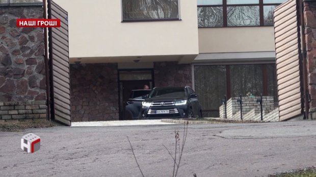 Огромный элитный дом и дорогие авто: как живет обычный госслужащий Укрспецэкспорта