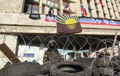 Оружие взяли, архивы спрятали. Митингующие Донецка уходят из СБУ