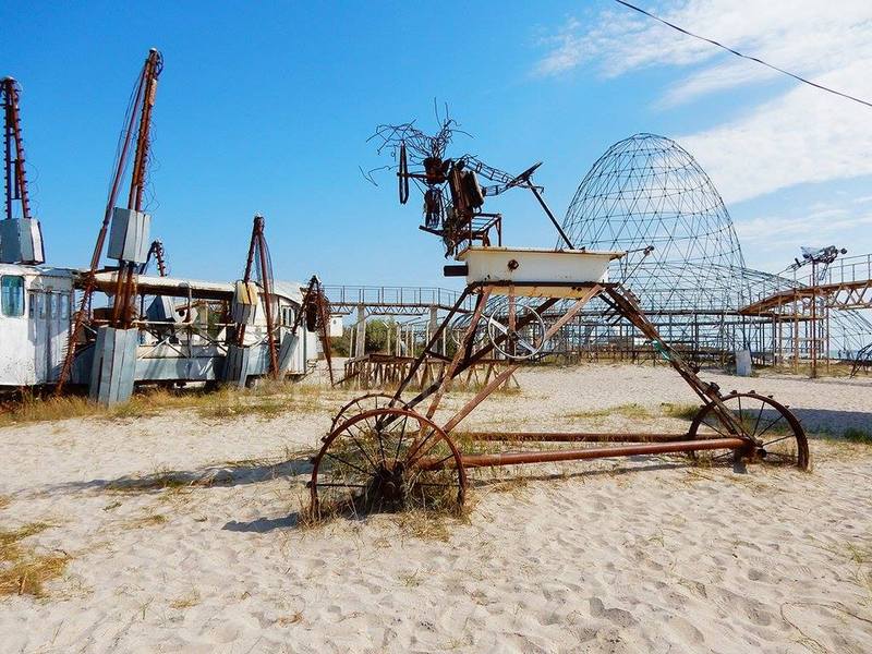 От «республики счастья» остались руины: появились печальные фото с места проведения знаменитого фестиваля в Крыму