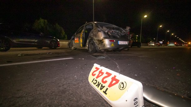 Пяний водій влетів у таксі, у якому їхала сімя з дитиною: є постраждалі (фото та відео)