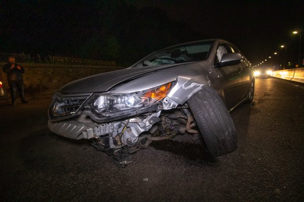 Пяний водій влетів у таксі, у якому їхала сімя з дитиною: є постраждалі (фото та відео)