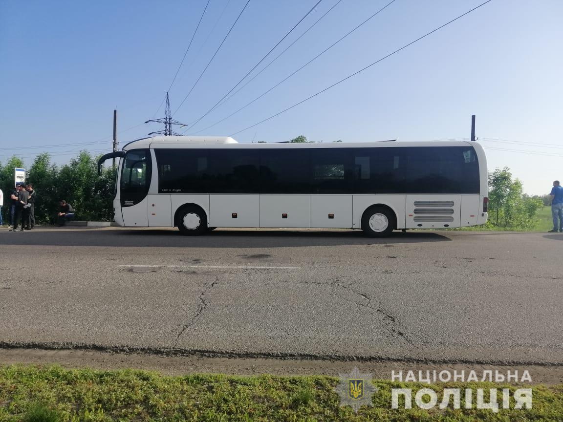 Пьяный мужчина угрожал взорвать гранату в автобусе под Харьковом и даже выдернул чеку (фото, видео)