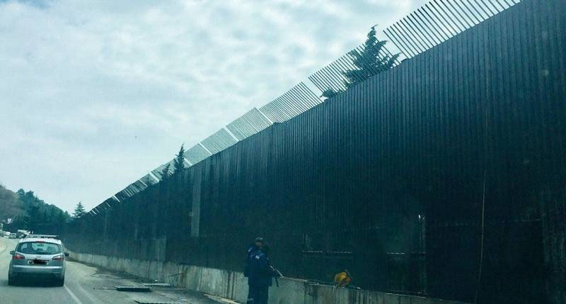 Перестраивают бывшую дачу Януковича? Оккупанты закрыли дорогу на Батилиман