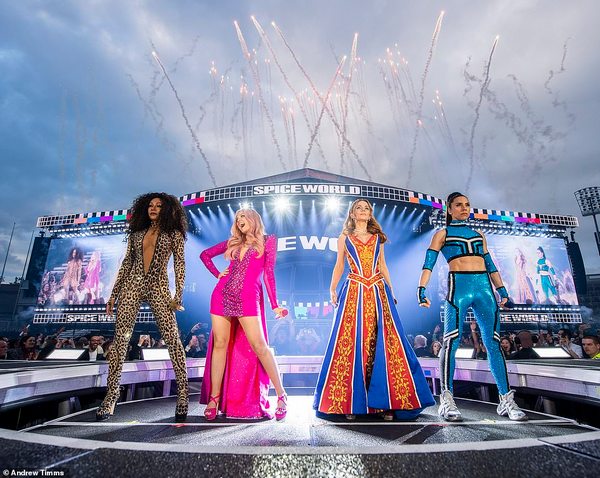 Первый концерт воссоединившихся Spice Girls: недовольные зрители покидали стадион (фото, видео)