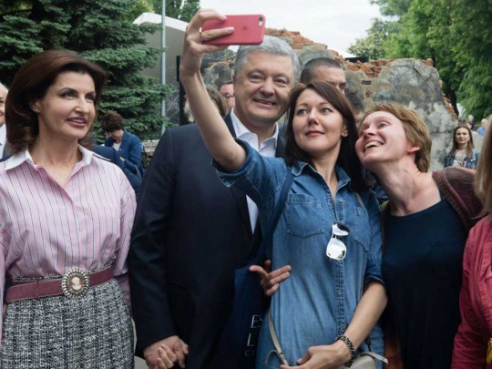 Петра Порошенко встретили аплодисментами на «Книжном Арсенале» (фото, видео)