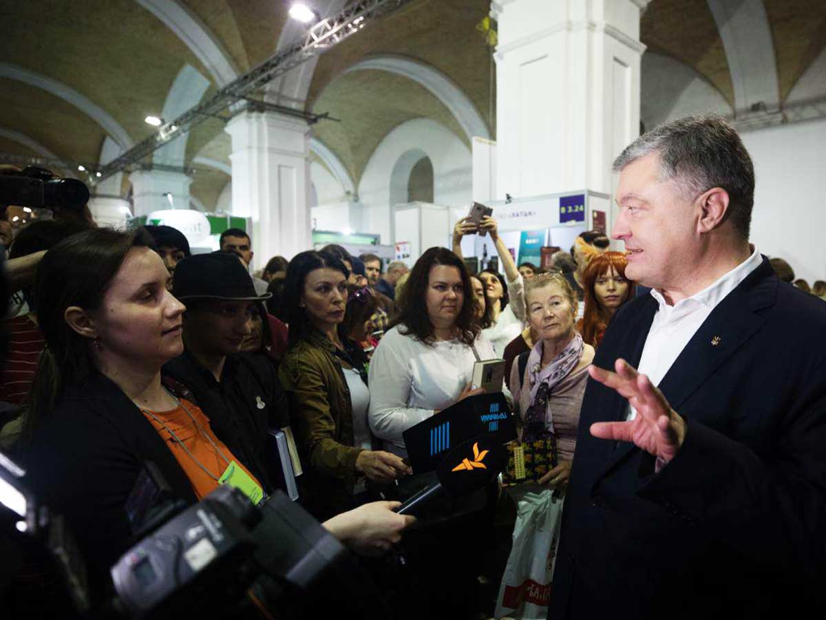 Петра Порошенко встретили аплодисментами на «Книжном Арсенале» (фото, видео)