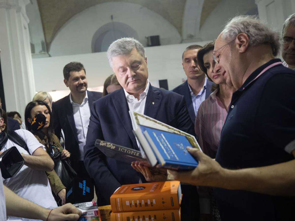 Петра Порошенко встретили аплодисментами на «Книжном Арсенале» (фото, видео)