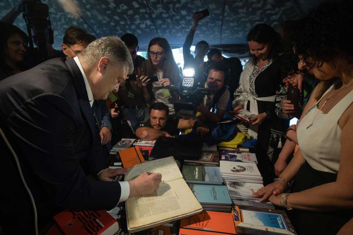Петра Порошенко встретили аплодисментами на «Книжном Арсенале» (фото, видео)
