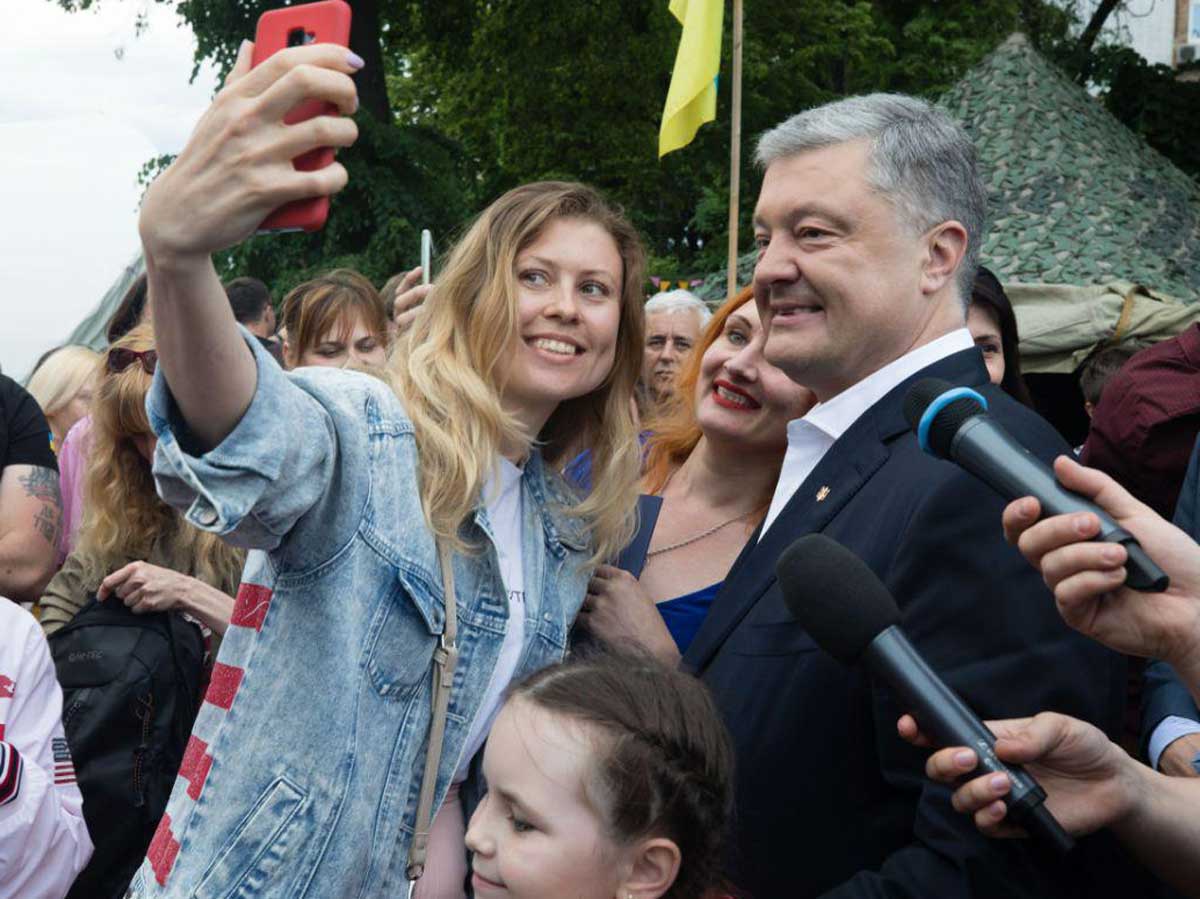 Петра Порошенко встретили аплодисментами на «Книжном Арсенале» (фото, видео)