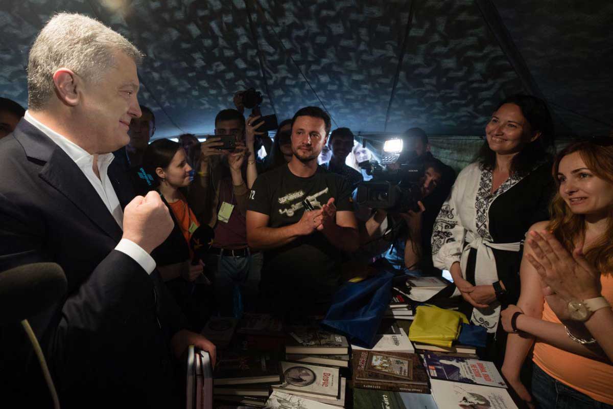 Петра Порошенко встретили аплодисментами на «Книжном Арсенале» (фото, видео)