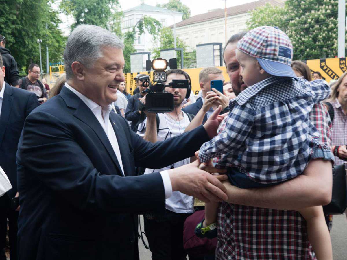 Петра Порошенко встретили аплодисментами на «Книжном Арсенале» (фото, видео)