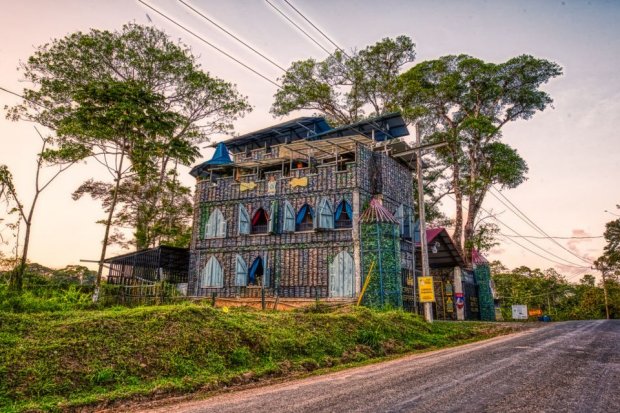 Plastic Bottle Village: як збудувати село зі сміття – приголомшливі кадри