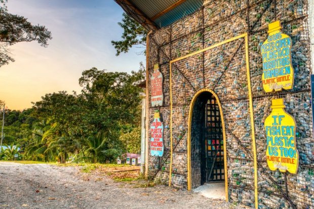 Plastic Bottle Village: як збудувати село зі сміття – приголомшливі кадри