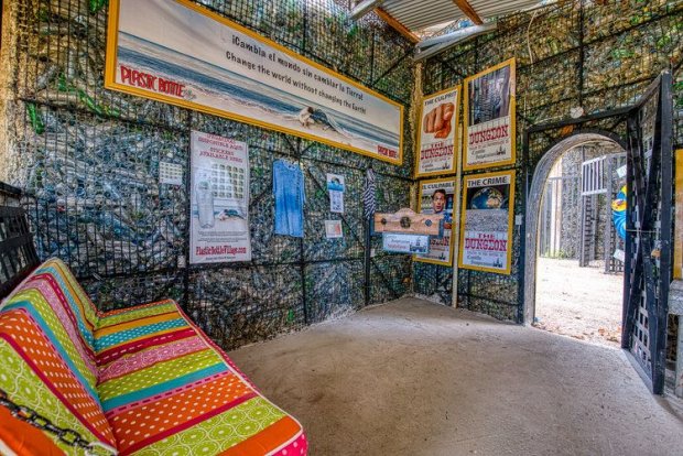 Plastic Bottle Village: як збудувати село зі сміття – приголомшливі кадри