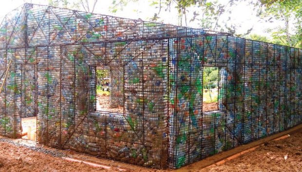 Plastic Bottle Village: як збудувати село зі сміття – приголомшливі кадри