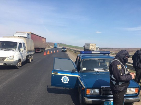 Под Одессой грузовик наехал на дорожных рабочих, один погиб (фото)