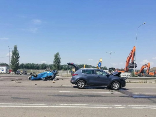 Под Одессой иномарка влетела в ВАЗ, он перевернулся на крышу