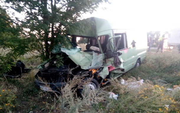 Под Одессой маршрутка врезалась в фуру: водитель погиб, семь пострадавших