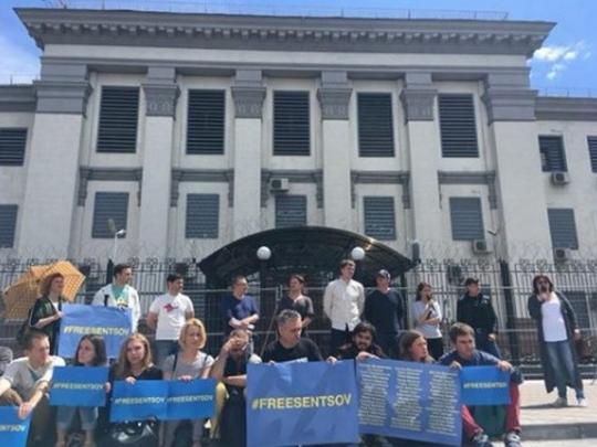 Под посольством РФ поставили пьесу в поддержку Сенцова