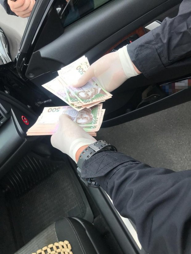 Полицейский требовал 8 тысяч долларов за закрытие уголовного производства: фото