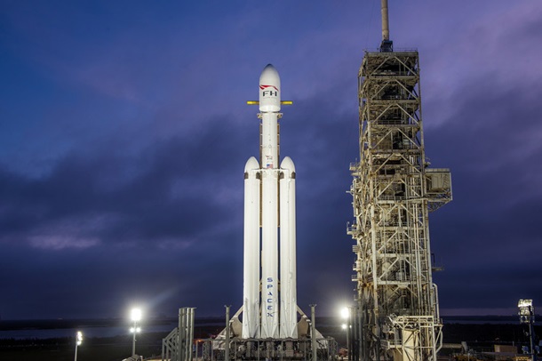 Появились официальные фото и видео Falcon Heavy