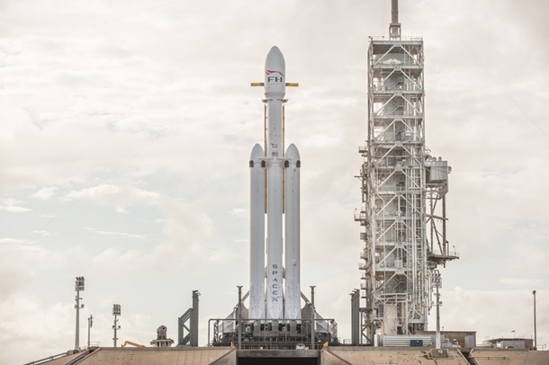Появились официальные фото и видео Falcon Heavy