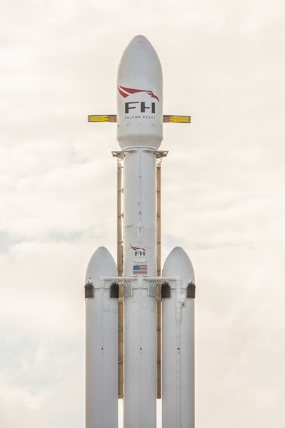 Появились официальные фото и видео Falcon Heavy