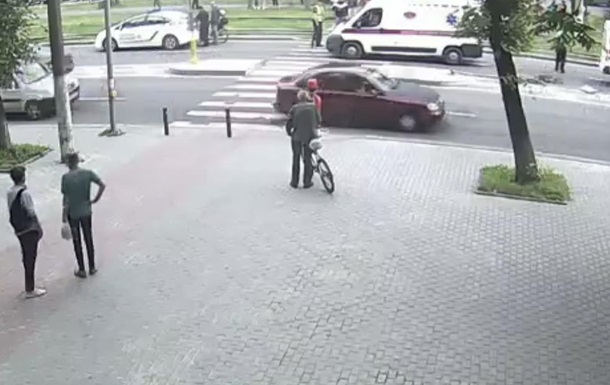 Появилось видео наезда скорой на велосипедистку