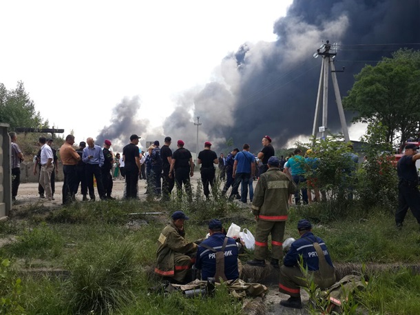 Пожар на нефтебазе под Киевом: онлайнСюжет