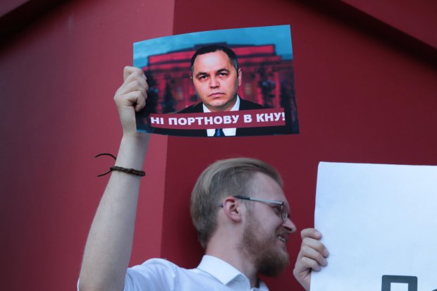 Протест против Портнова: ректор КНУ не появился, студенты будут ждать целую ночь – фото и видео