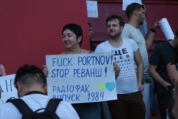 Протест против Портнова: ректор КНУ не появился, студенты будут ждать целую ночь – фото и видео