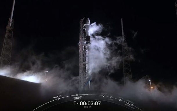 Ракета с кораблем Dragon с грузом для МКС запущена в США