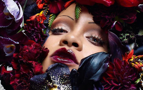 Рианна без бровей попала на обложку Vogue