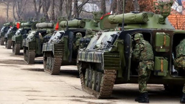 Сербия отправила истребитель и своих солдат к границе с Косово