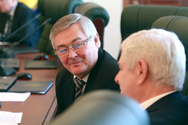 Скандал с возвращением Онищенко: кто помогал приспешнику Януковича