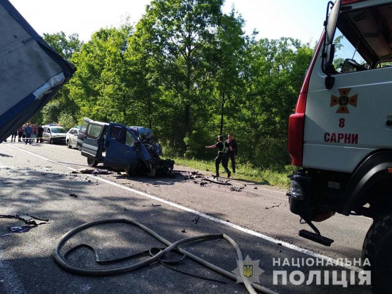 Смертельное ДТП в Ровенской области: в лобовом столкновении погибли два человека (фото)